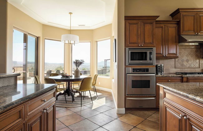 Sangiovese By Avantstay Spectacular Estate w/ Pool, Hot Tub & Putting Green - Photo 21