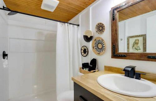 Peaceful Woodland Cabin with Screened Porch & Arcade Near Siloam Springs City Lake, Gentry, AR - Foto 14