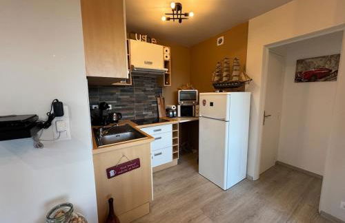 Beachfront apartment with pool - Photo 2