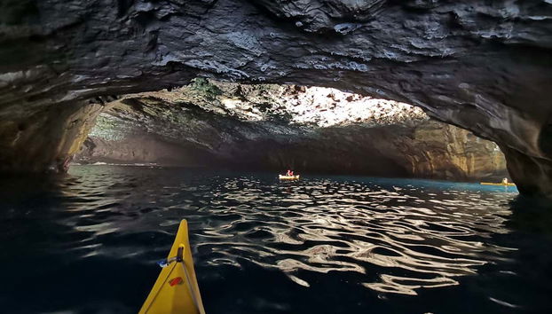 Remando all'interno della Cueva Bonita a bordo dei kayak