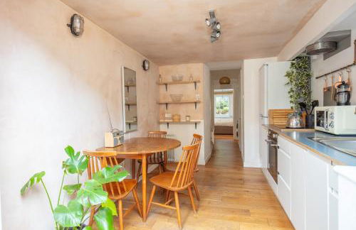 Modern flat with KING bed, garden & outdoor dining - Foto 10