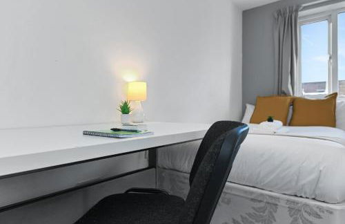 Spacious 6-Bed Home Sleeps 12, Near Highfields Park - Photo 14