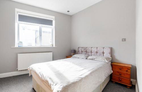 Group Friendly 2 Bed 2 Bath FREE PARKING for 2 Large Vans or up to 4 Cars Zone 2 Sleeps 10 Close to Central London and Zone 2 tube station - Photo 73