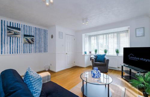 4BR Home for 8, Full Kitchen, Parking, WiFi in Northwich - Photo 63