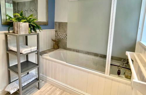 Unique Retreat - 2 bedroom cliff top cottage with large terrace - Photo 14