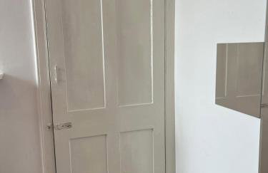 LARGE SELF CATERING HOUSE WITH WiFi CLOSE TO TRANSPORTS - Photo 42