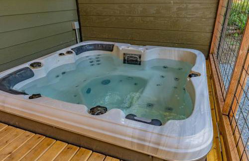 Luxe Chalet at Rainier Entrance with Hot Tub-AC-WiFi - Photo 25