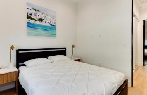 Modern Luxe Retreat Four-Bedroom - Photo 22