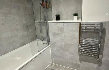 Stylish Haven with Ample Space - Foto 12