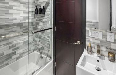 Superb 4-bedroom apartment 1 block from Central Park in vibrant New York City - Photo 15
