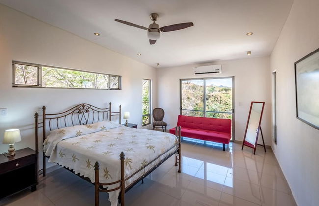 Modern Hillside Home with Sleek Interiors and Panoramic Poolside Views - Foto 4