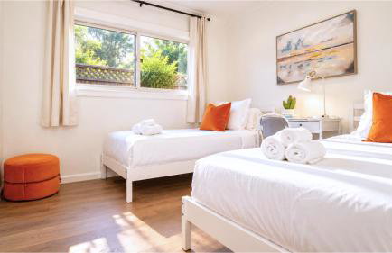Grand Lux 4BR Prime Location & Serene Yard - Foto 6