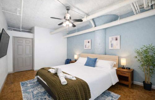 2BR River Market Loft for 6 - Rooftop & Gym - Foto 3