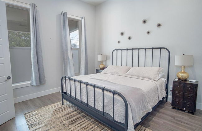 Gorgeous Family-friendly Home Near Downtown - Photo 11