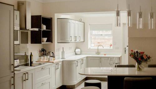 Sleeps 6 4 bedrooms 2 minute walk to the Square Hosted Happy Valley Cast - Foto 3, stove, dishwasher, minibar