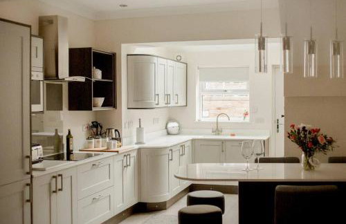 Sleeps 6 4 bedrooms 2 minute walk to the Square Hosted Happy Valley Cast - Photo 3