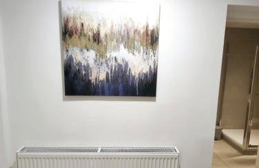 Luxurious 3 bed Ensuites & kitchenettes Nr LGI Hospital & Uni - Free 5G WIFI & Netflix Short Stays - Contractors Free Parking - Foto 9