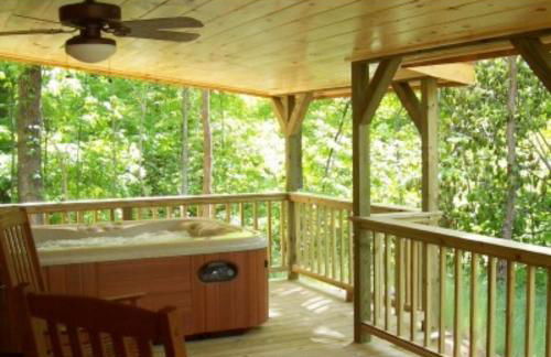 Cabin in the Woods-Peaceful 1BR 20-Acre Rural Retreat-HotTub&WiFi near Asheville - Foto 2