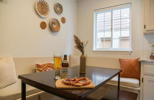 Luxe Bavarian Retreat - in Town with Hot Tub - Foto 12