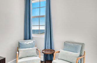 Stylish 4BR Lake House - Foto 15