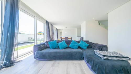 Black Pool House just 10 minutes away from the beach - Foto 3