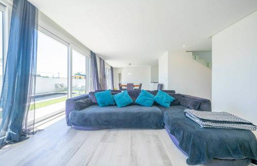 Black Pool House just 10 minutes away from the beach - Foto 3