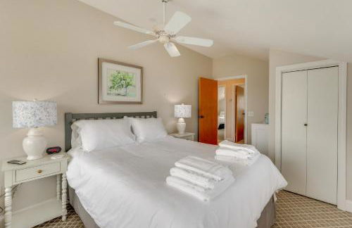 Walk to Beaches Sunny East Haven Home with Grill - Foto 19