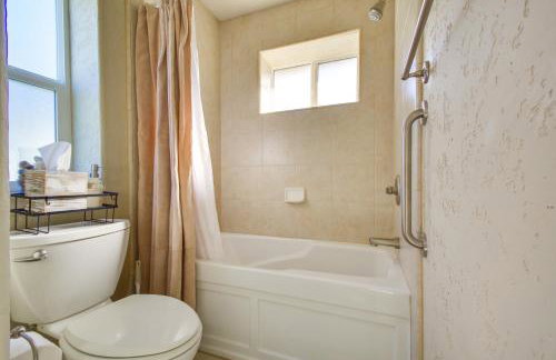 Quiet Waterfront Escape with Hot Tub and Beach Access! - Foto 21