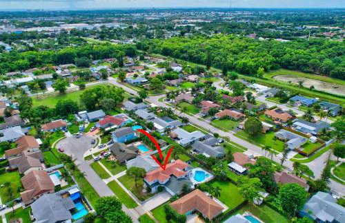 5 BR Mansion with Pool and non-heated Jacuzzi Games in Boynton Beach - Photo 24