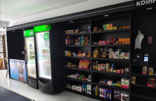 Confortável apartamento com 2 quartos, sendo um suíte, varanda, ampla sala, cozinha área de serviço e banheiro social - Foto 9