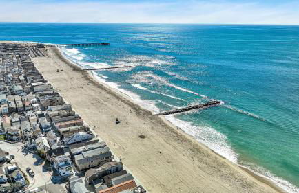 Beach Escape with Patio! 2 Min Walk to Sand & Surf - Foto 59