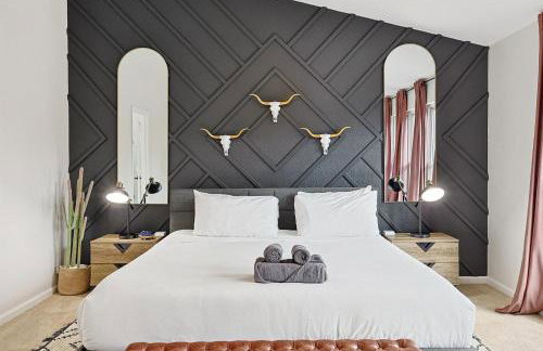 5BR w Backyard Paradise Pool Cinema Games - Foto 26