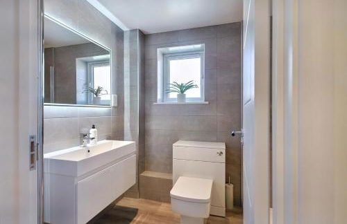 2022 Modern Home In Central Hayle With Parking & EV plug - Foto 10