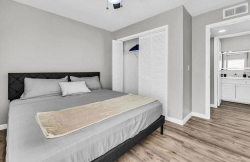 Relaxed 2BR Condo Close to Dining and Entertainment - Foto 4