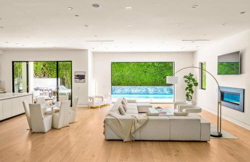 Luxurious Retreat - Modern House with Pool - Photo 4