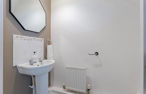 Stylish 5Bedroom Getaway in Quiet Mildenhall Area - Photo 38