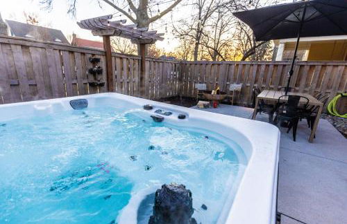 Family Retreat with Hot Tub, Game Room & Prime Location - Foto 58