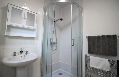 St James House - Charming 3 bed, 2 bathrooms, driveway parking, close to town centre - Photo 14