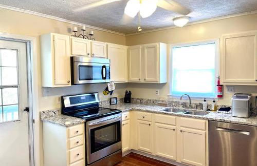 3 Bed 2 Bath House, Quiet & downtown Smart TVs in all rooms, Whole house to yourself - Foto 5