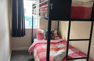 The Hive 2-Bed Apartment with Kitchen and Private Bathroom in Lively Monton Village - Sleeps 4 - Free WiFi - Parking Nearby - Foto 22