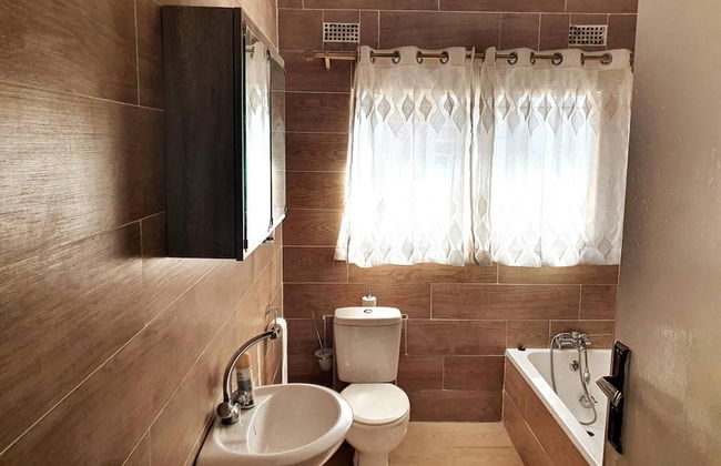 Secure Solar Powered two Bedroomed Haven - Photo 8