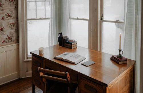 Book Village Inn - Twain Room Queen Bed - Foto 17