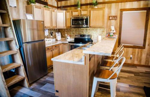 Rustic Chic Alabama Cabin w Loft Fire Pit Pet Friendly Fenced Yard Lake Guntersville - Coco Chateau - Foto 9