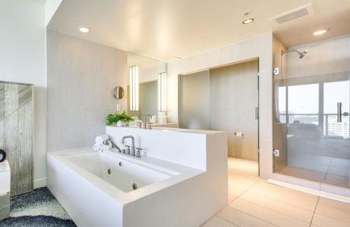 Walk to Beach and Dining! Luxe Fort Lauderdale Condo - Foto 15