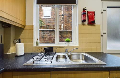 Cliff House By RMR Accommodations - NEW - Sleeps 8 - Modern - Parking - Foto 51