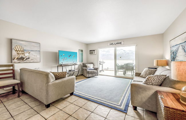 Spacious Lakefront Condo w Amazing View - Photo 8