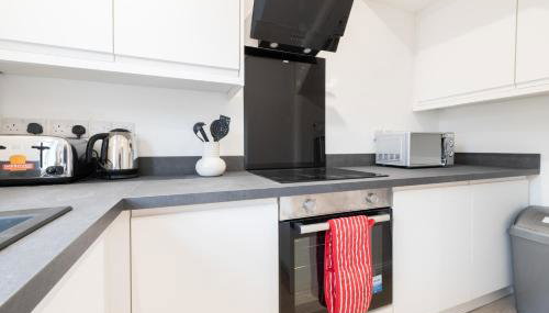 Spacious Modern 2BR - Parking - Workspace Area, Ideal for Contractors & Long Stays - NordStay - Foto 4, stove, pet friendly, toaster, minibar