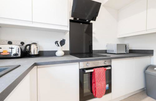 Spacious Modern 2BR - Parking - Workspace Area, Ideal for Contractors & Long Stays - NordStay - Foto 4