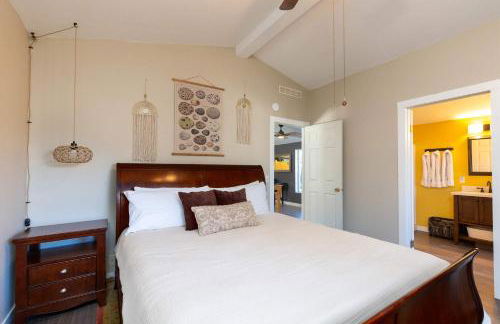 Charming 3-Bedroom Home in Bend with Hot Tub Game Room & Spacious Family Dining - Foto 13