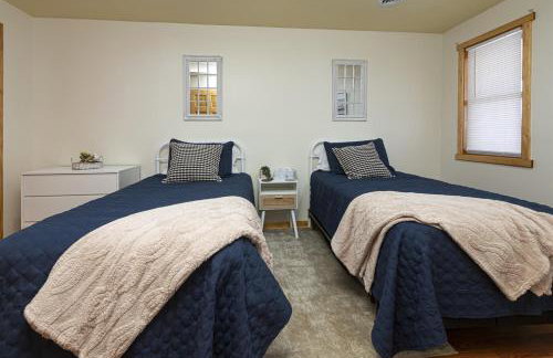 3BR Home w Hot Tub & Sunset Views Near SIUC - Foto 25